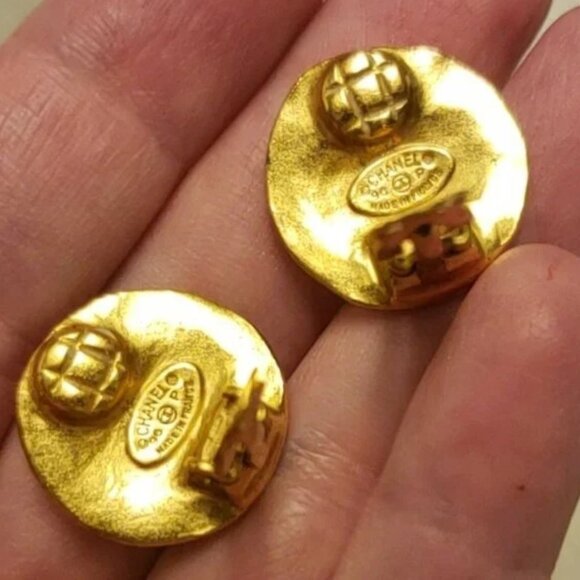 Chanel Vintage Interlocking CC Clip On Earrings 24K Gold-Plated - Picture 6 of 14